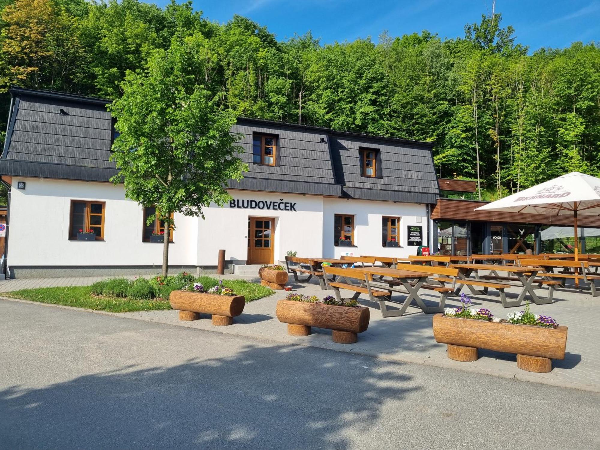 Restaurace A Penzion Bludovecek Bagian luar foto