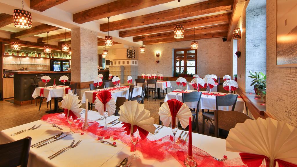 Restaurace A Penzion Bludovecek Bagian luar foto